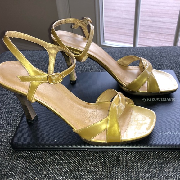 Stuart Weitzman Strappy Sandal - Picture 3 of 8